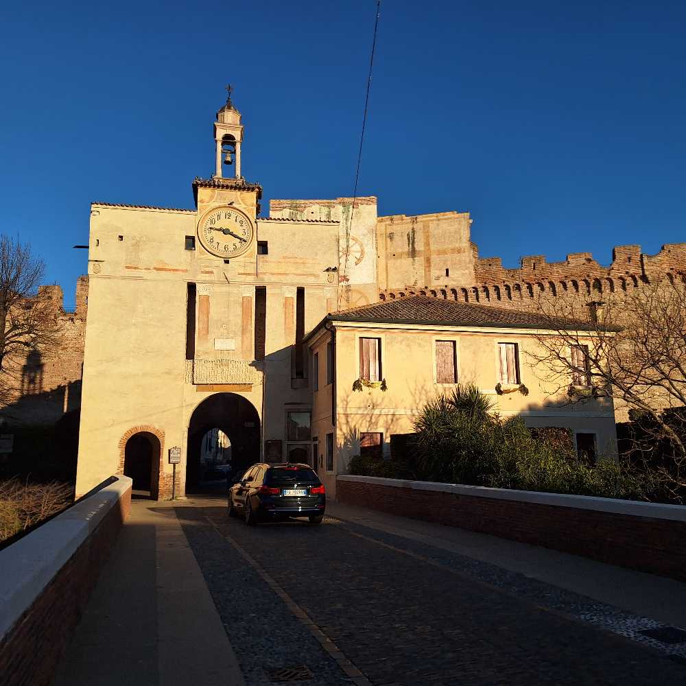 Abbiamo percorso le mura di Cittadella, il villaggio fortificato che consente di camminare sopra la storia a un'altezza di 15 metri. 25