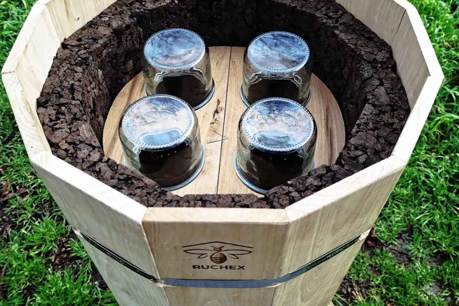 Arnia in sughero: un'innovazione che replica i tronchi vuoti per fornire alle api un ambiente di nidificazione più naturale. 3