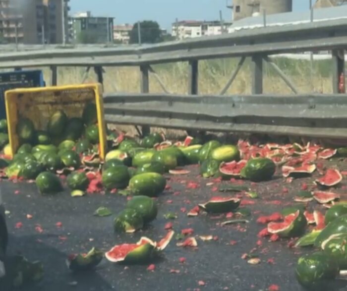 Autostrda A2 Del Mediterraneo, In Attesa Dell’Esodo Per Il Ponte Un Primo Stop: Camion Perde Meloni 3