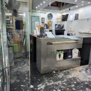 Buco Nella Parete, Rubati 20 Kg Di Argento Alla Goldsmith Di Pastena 9