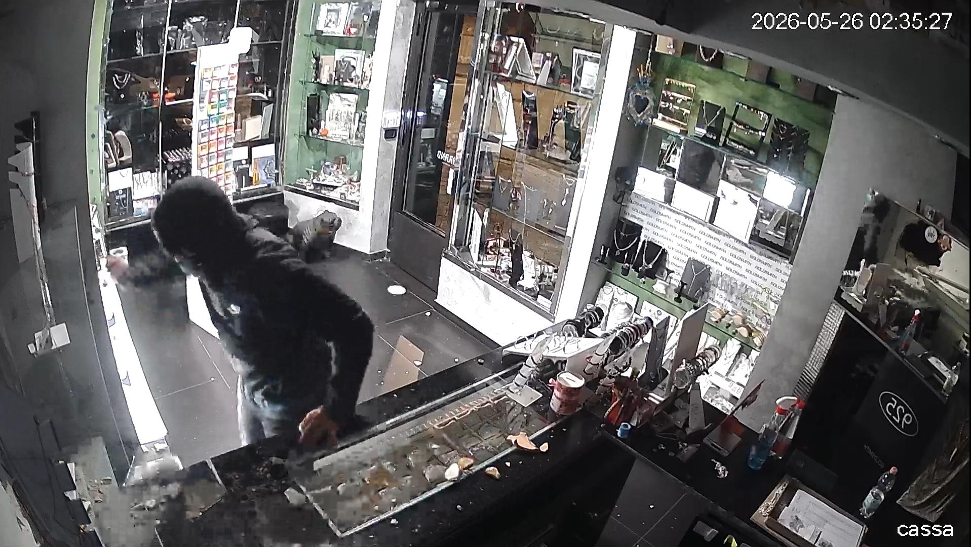 Buco Nella Parete, Rubati 20 Kg Di Argento Alla Goldsmith Di Pastena 7