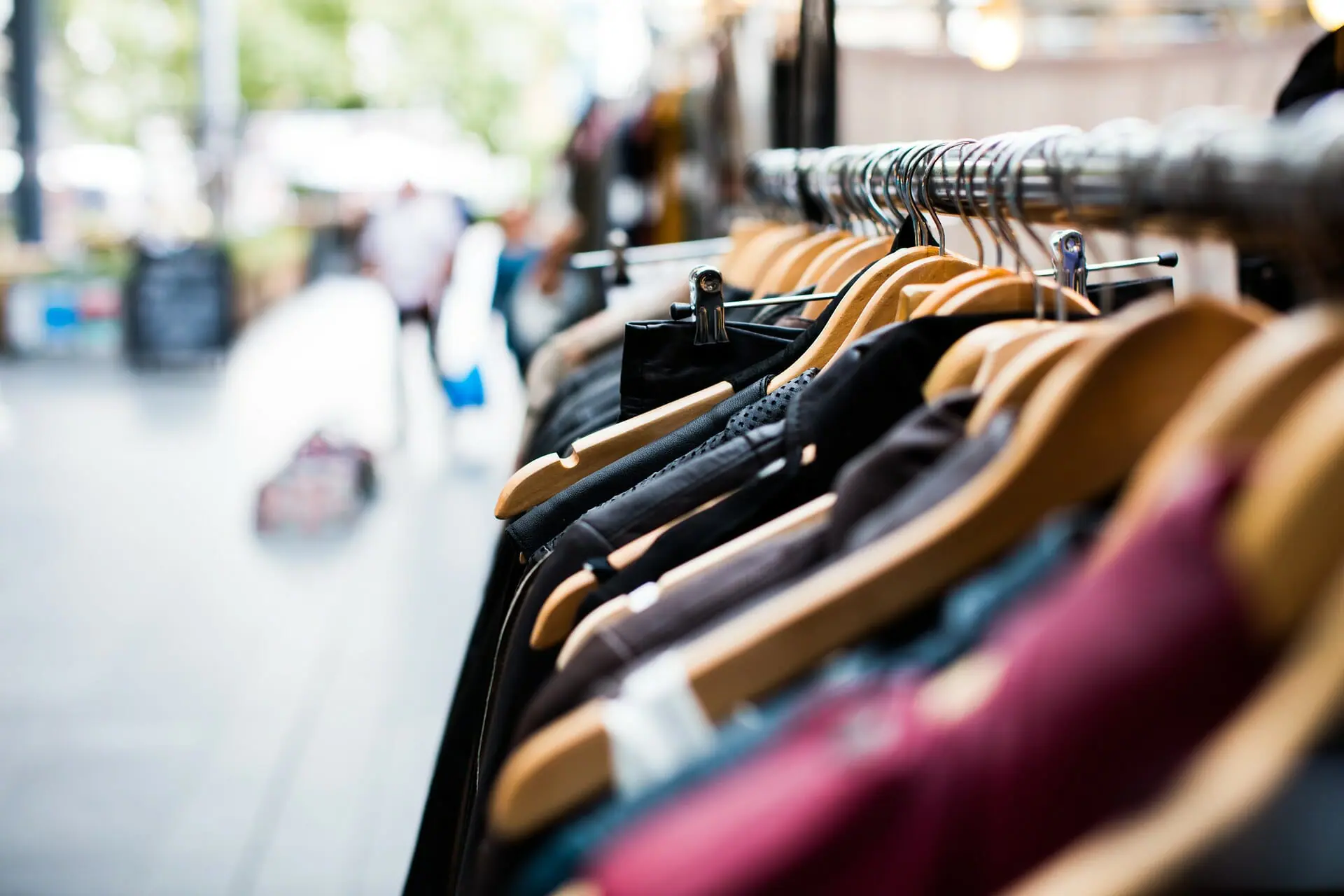 Concetto di fast fashion 2026: la moda del "mordi e fuggi" 2