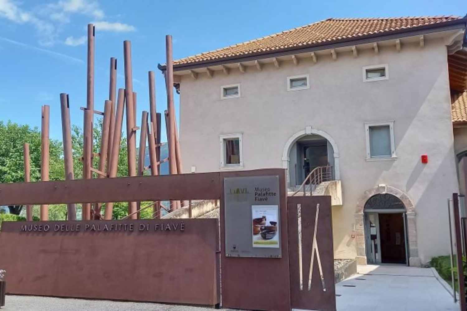 Esiste un insediamento su palafitte celato in Trentino, dove è possibile immergersi nella preistoria. 7