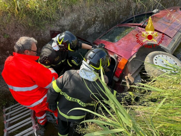 Finisce In Un Canale Con La Propria Auto, I Vigili Del Fuoco Salvano 80Enne 7