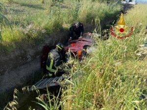 Finisce In Un Canale Con La Propria Auto, I Vigili Del Fuoco Salvano 80Enne 11