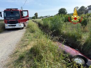 Finisce In Un Canale Con La Propria Auto, I Vigili Del Fuoco Salvano 80Enne 9