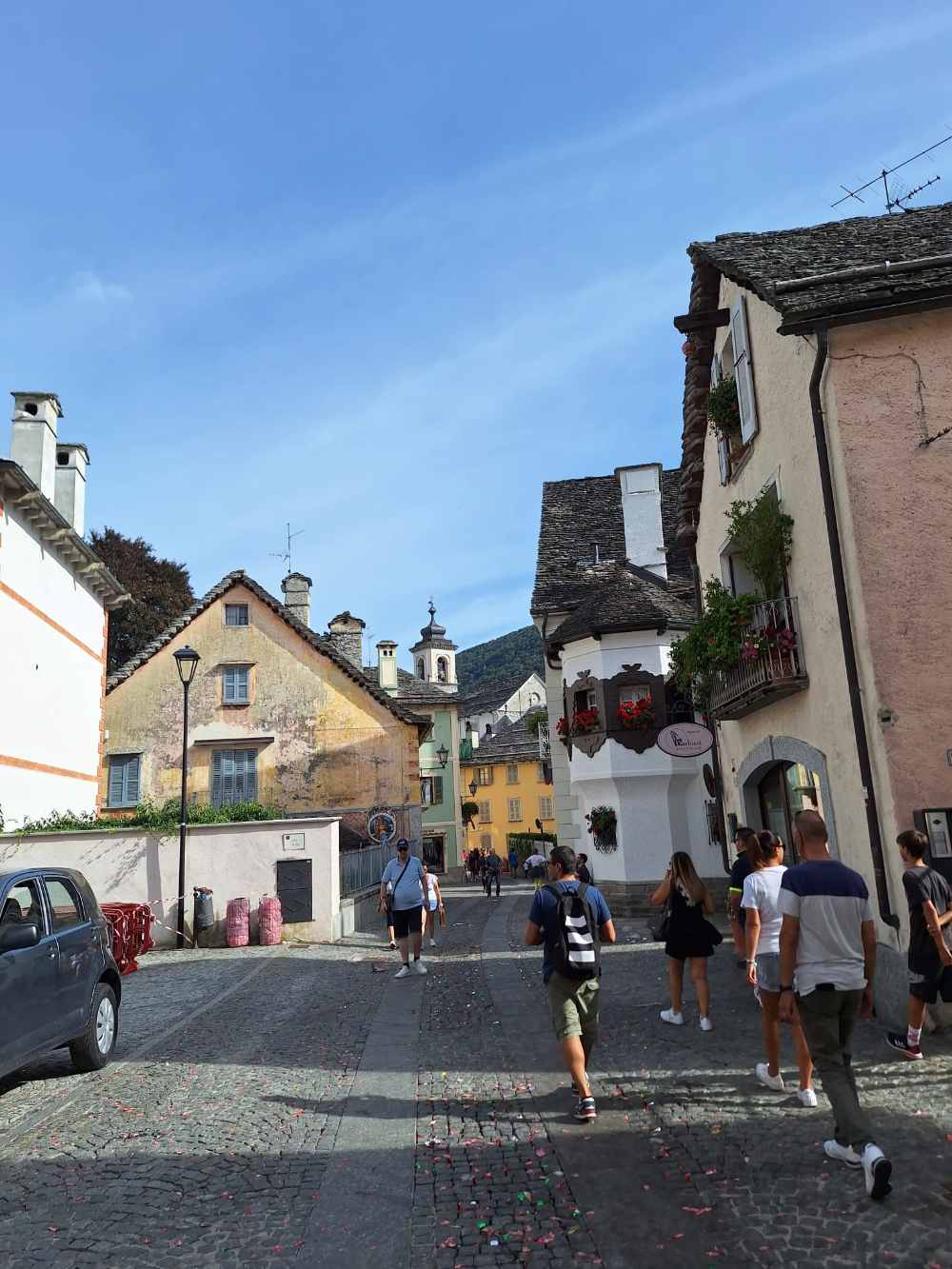 Ho percorso in bicicletta la pista ciclabile Druogno–Re esplorando la splendida Val Vigezzo, caratterizzata da cascate spettacolari, boschi e luoghi di culto. 23