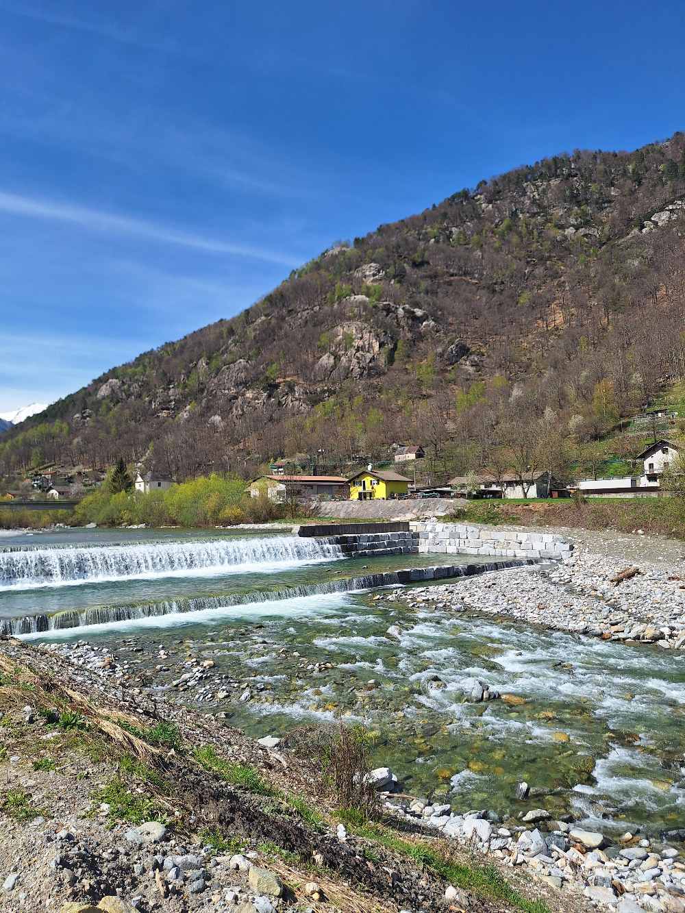 Ho percorso in bicicletta la pista ciclabile Druogno–Re esplorando la splendida Val Vigezzo, caratterizzata da cascate spettacolari, boschi e luoghi di culto. 17