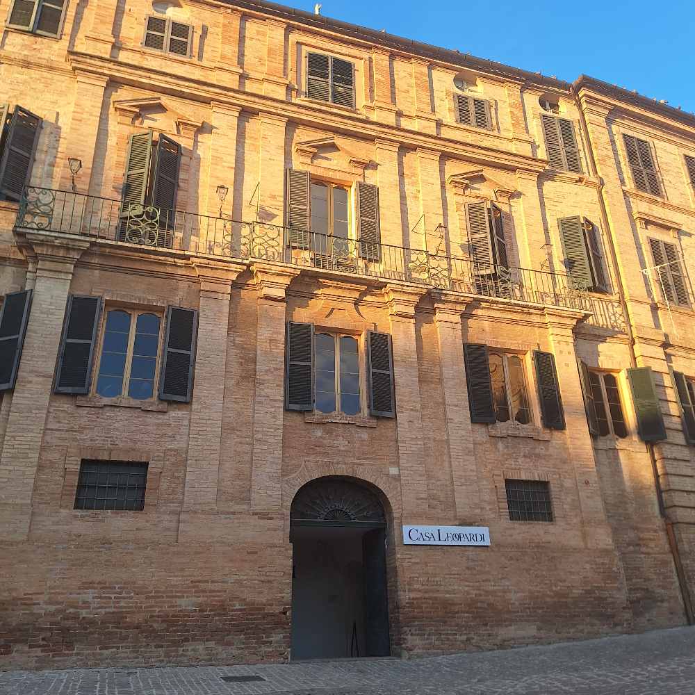 Ho visitato Recanati, ho percepito la sua poesia e ti racconto perché è significativo affacciarsi “sull'ermo colle” dell’Infinito. 23