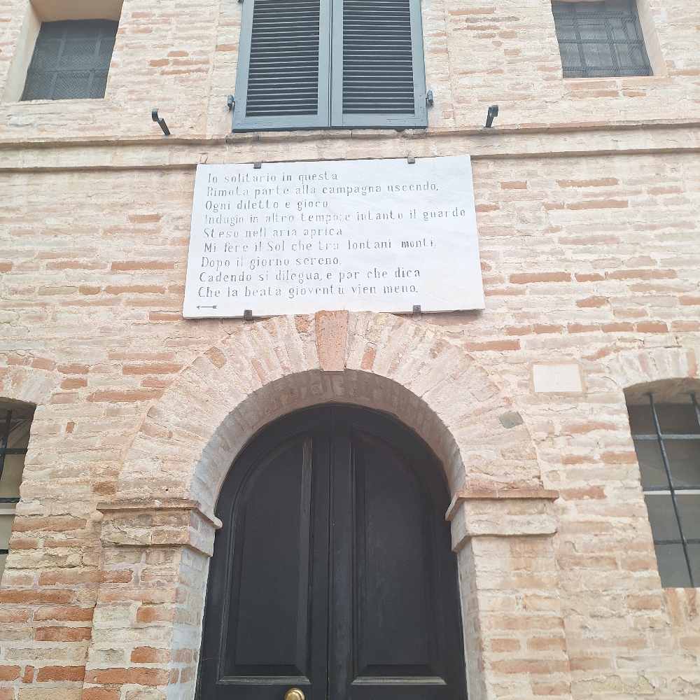 Ho visitato Recanati, ho percepito la sua poesia e ti racconto perché è significativo affacciarsi “sull'ermo colle” dell’Infinito. 33
