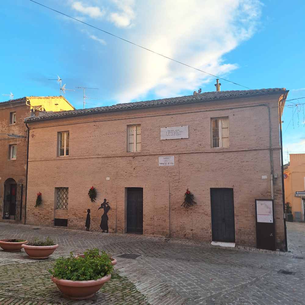 Ho visitato Recanati, ho percepito la sua poesia e ti racconto perché è significativo affacciarsi “sull'ermo colle” dell’Infinito. 21