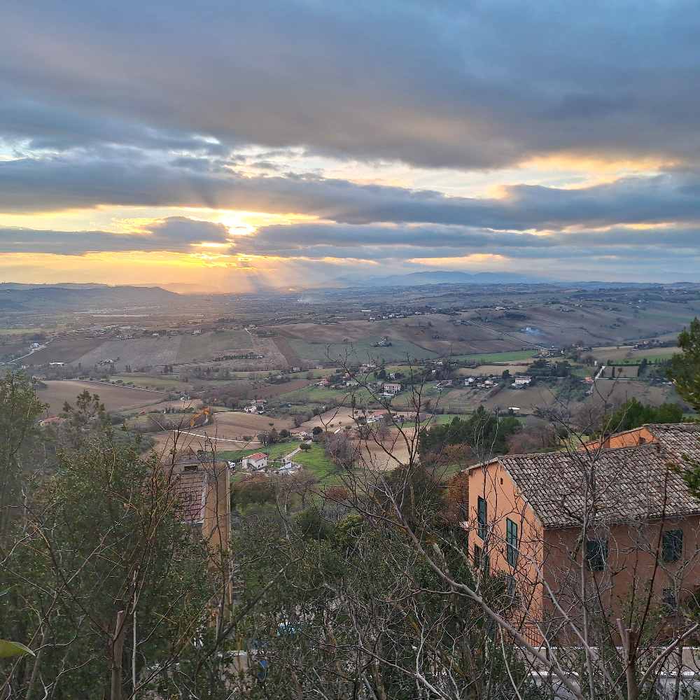 Ho visitato Recanati, ho percepito la sua poesia e ti racconto perché è significativo affacciarsi “sull'ermo colle” dell’Infinito. 31