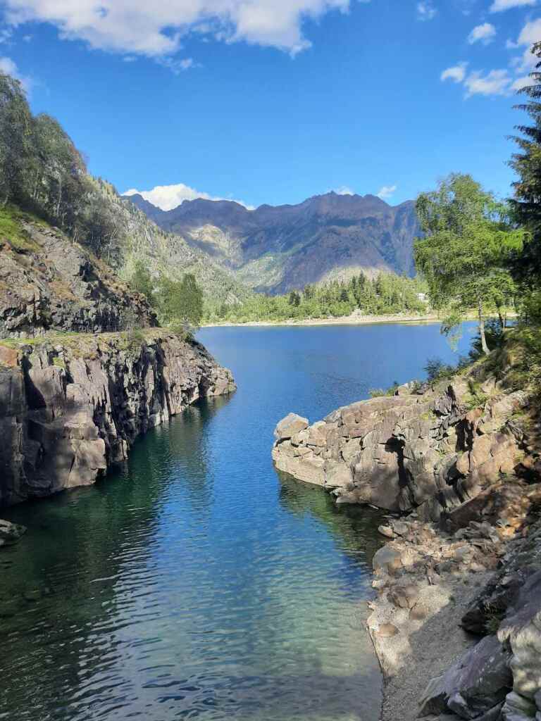 In Piemonte si trova un lago straordinario che muta tonalità ad ogni passo: ti guiderò lungo il sentiero circolare panoramico che passa anche attraverso una cascata. 29