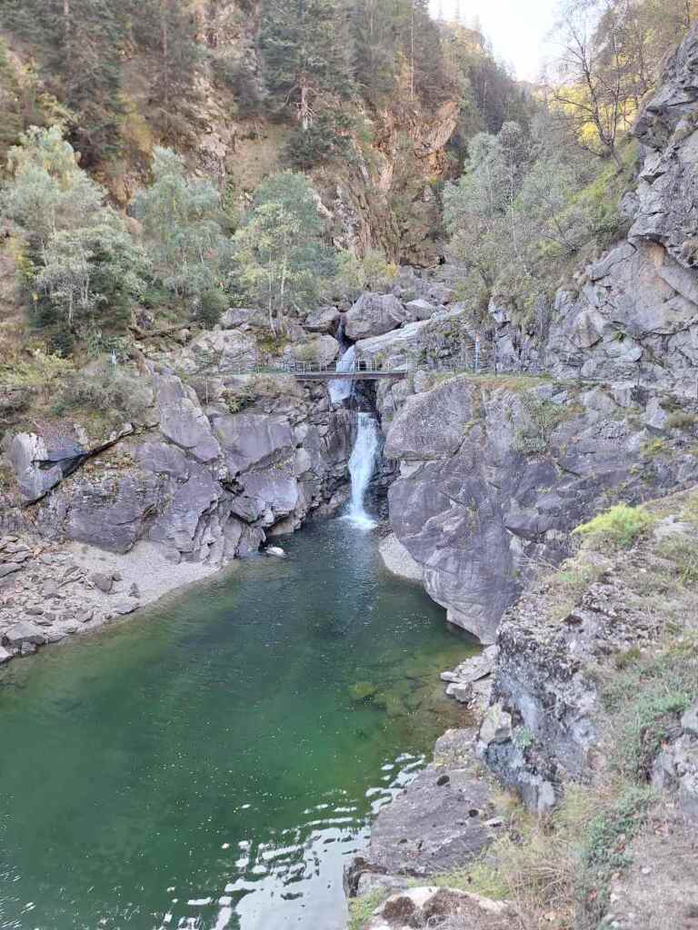 In Piemonte si trova un lago straordinario che muta tonalità ad ogni passo: ti guiderò lungo il sentiero circolare panoramico che passa anche attraverso una cascata. 19
