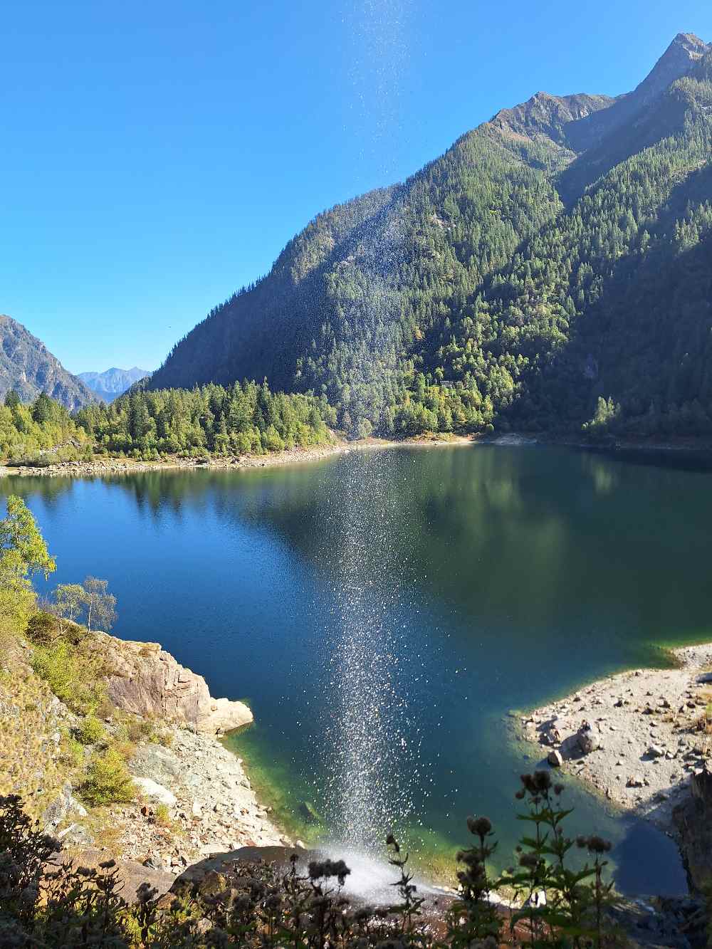 In Piemonte si trova un lago straordinario che muta tonalità ad ogni passo: ti guiderò lungo il sentiero circolare panoramico che passa anche attraverso una cascata. 25