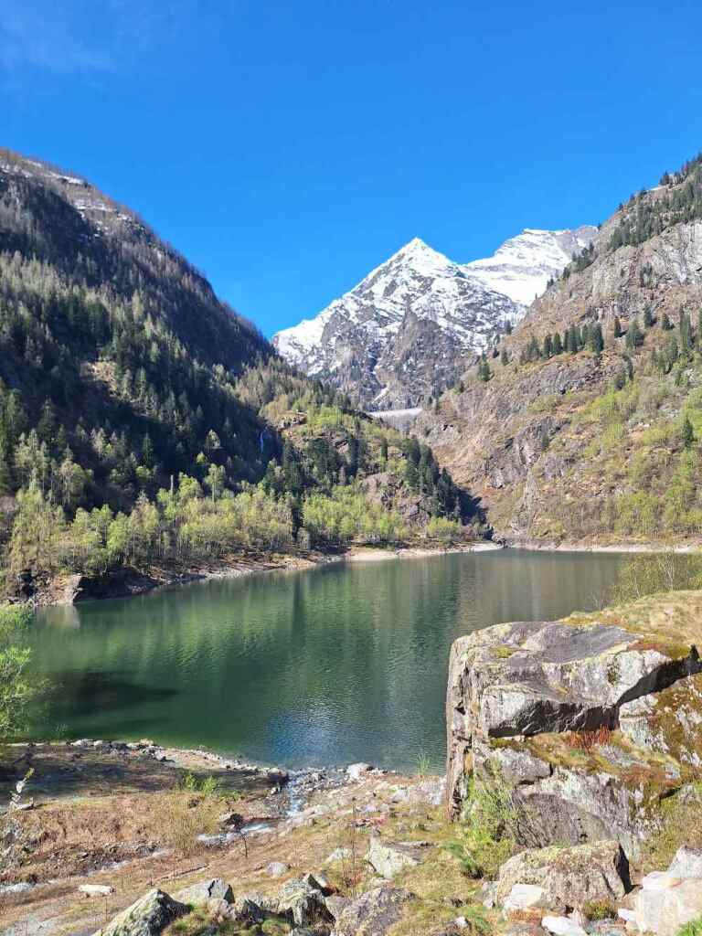 In Piemonte si trova un lago straordinario che muta tonalità ad ogni passo: ti guiderò lungo il sentiero circolare panoramico che passa anche attraverso una cascata. 31