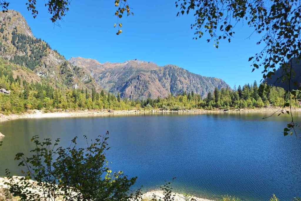 In Piemonte si trova un lago straordinario che muta tonalità ad ogni passo: ti guiderò lungo il sentiero circolare panoramico che passa anche attraverso una cascata. 17