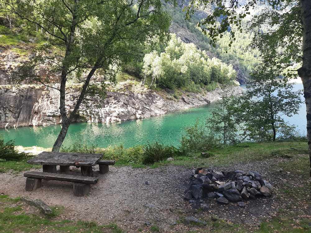 In Piemonte si trova un lago straordinario che muta tonalità ad ogni passo: ti guiderò lungo il sentiero circolare panoramico che passa anche attraverso una cascata. 21