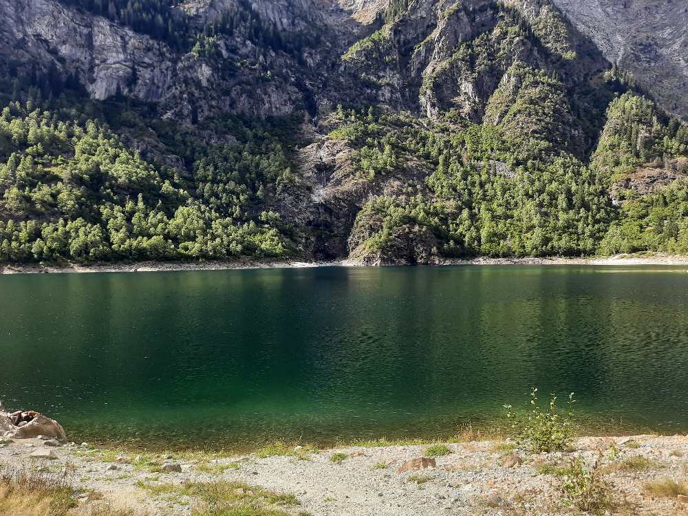 In Piemonte si trova un lago straordinario che muta tonalità ad ogni passo: ti guiderò lungo il sentiero circolare panoramico che passa anche attraverso una cascata. 23
