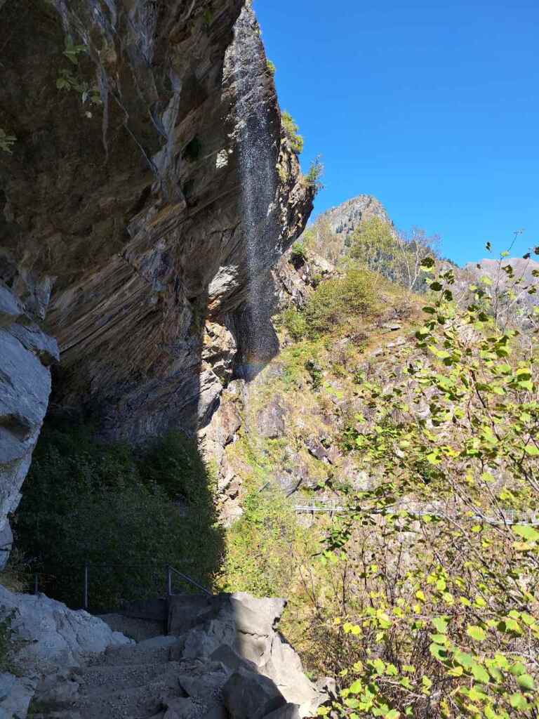 In Piemonte si trova un lago straordinario che muta tonalità ad ogni passo: ti guiderò lungo il sentiero circolare panoramico che passa anche attraverso una cascata. 27