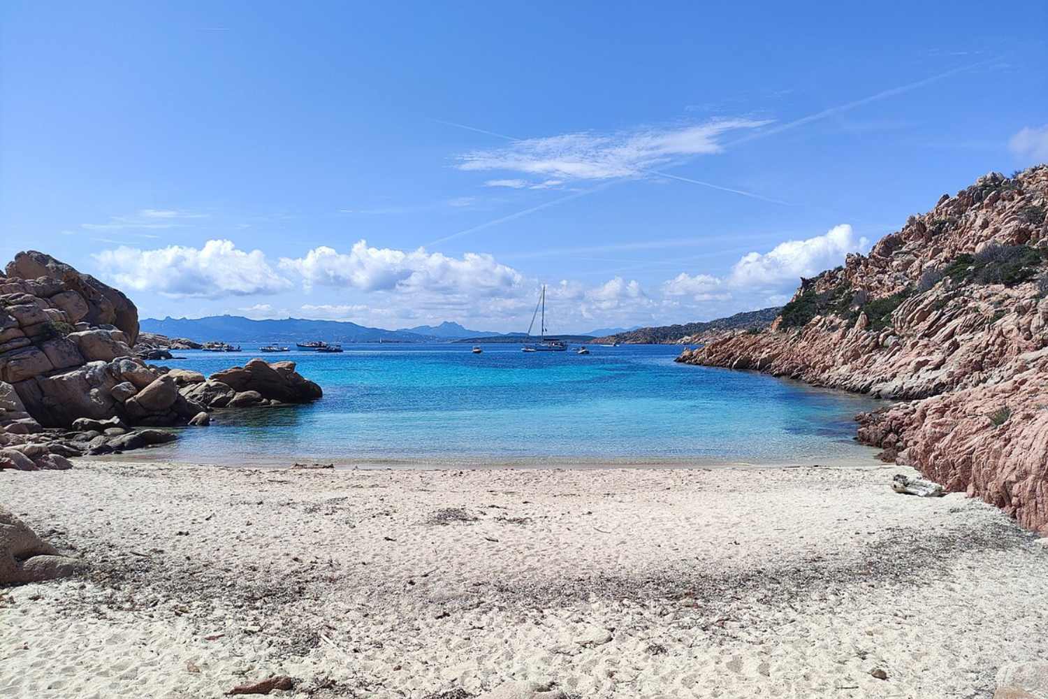 Le spiagge europee più affascinanti del 2026: 9 si trovano in Italia, prevalentemente in Sardegna. 33