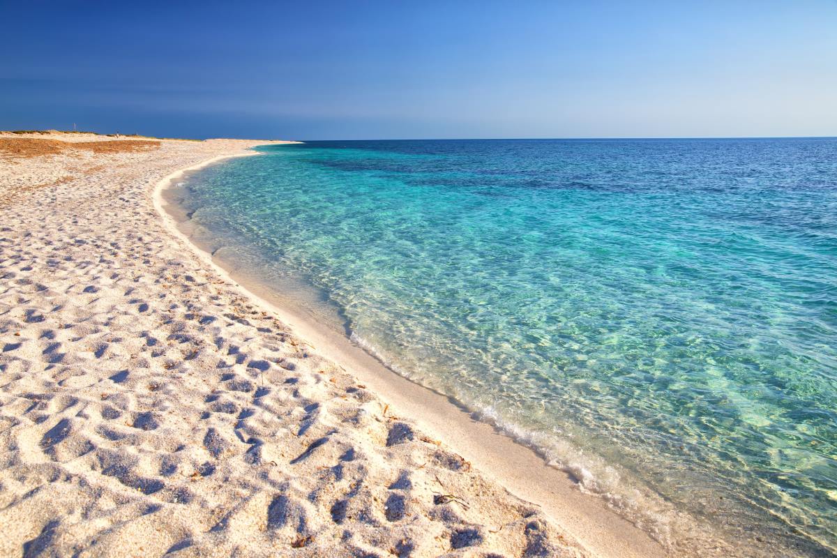 Le spiagge europee più affascinanti del 2026: 9 si trovano in Italia, prevalentemente in Sardegna. 37