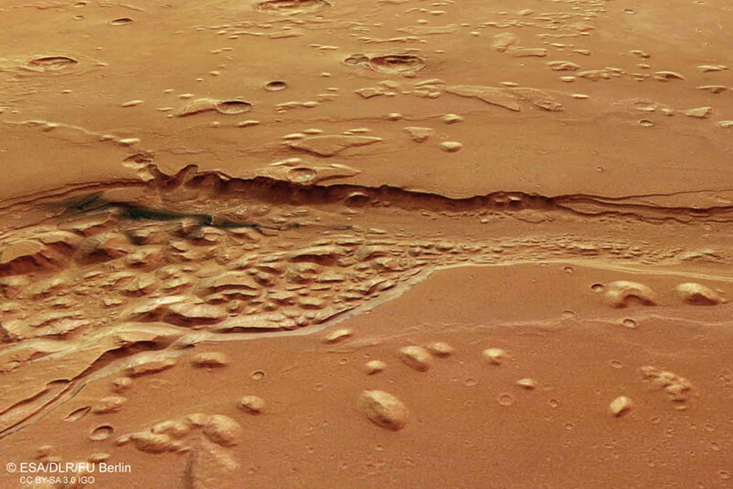 Marte continua a stupire: una valle lunga come l'Italia, con segni di acqua e lava, potrebbe rivelare l'esistenza di un antico oceano. 3
