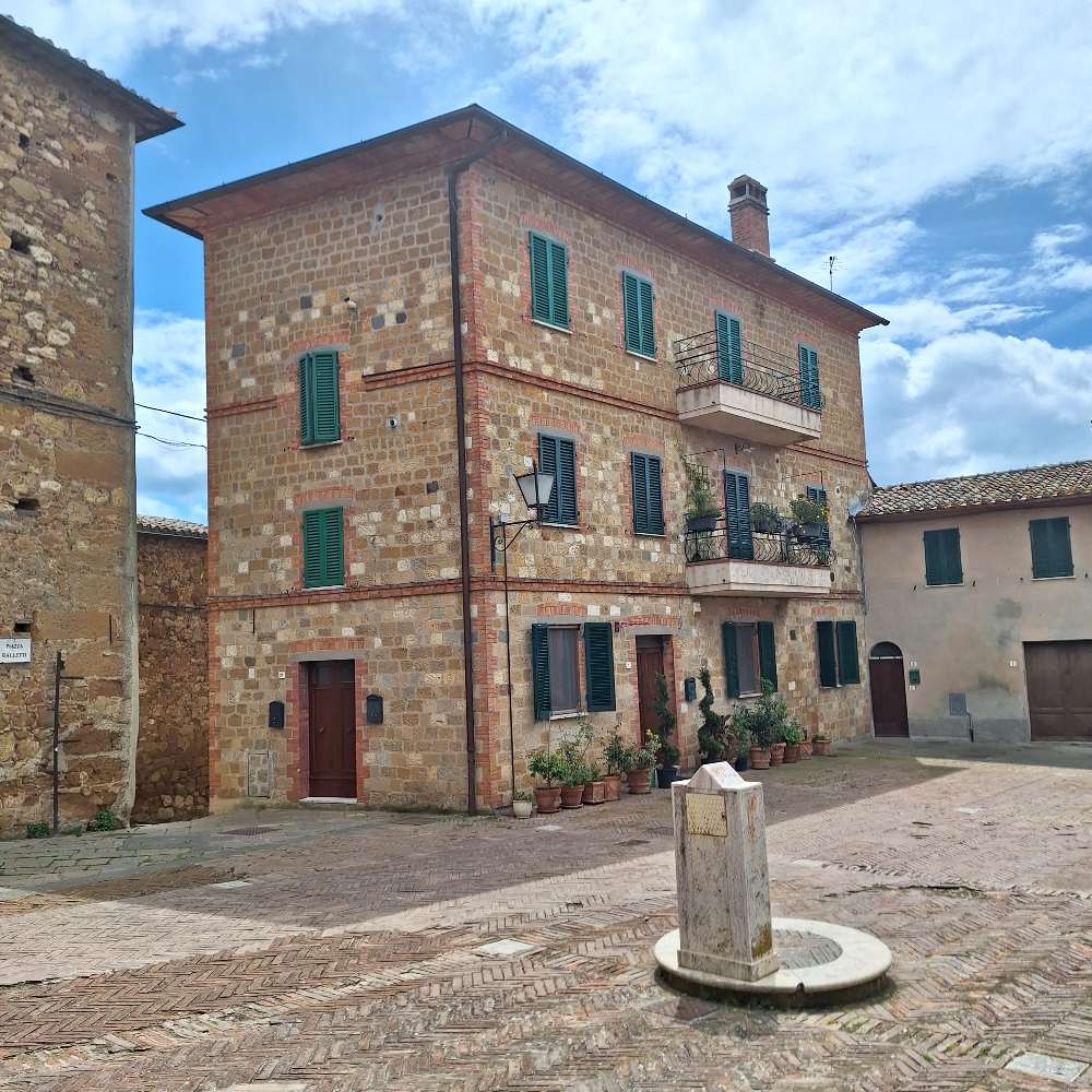 Oltre a Montalcino e Montepulciano, esploriamo la Val d'Orcia meno nota, tra incantevoli borghi e sorgenti termali naturali. 43