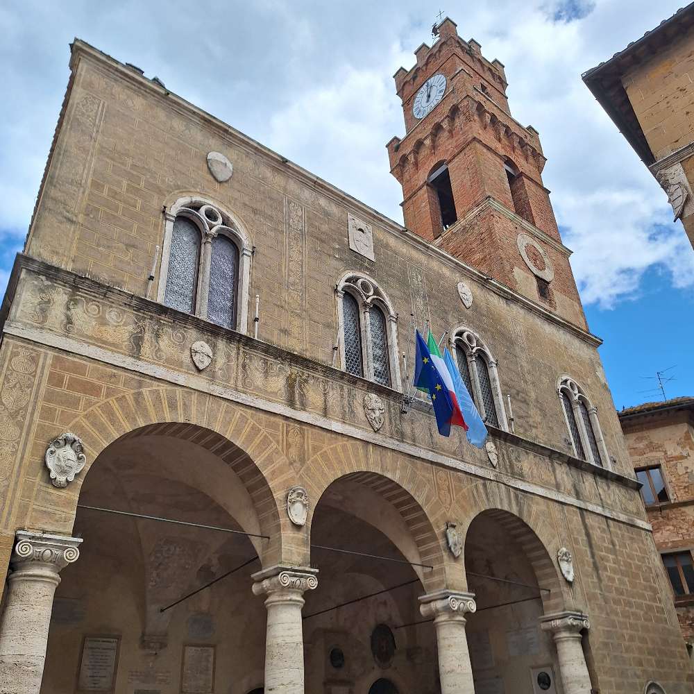 Oltre a Montalcino e Montepulciano, esploriamo la Val d'Orcia meno nota, tra incantevoli borghi e sorgenti termali naturali. 41
