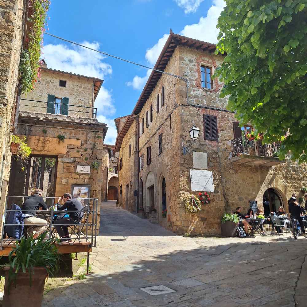 Oltre a Montalcino e Montepulciano, esploriamo la Val d'Orcia meno nota, tra incantevoli borghi e sorgenti termali naturali. 33