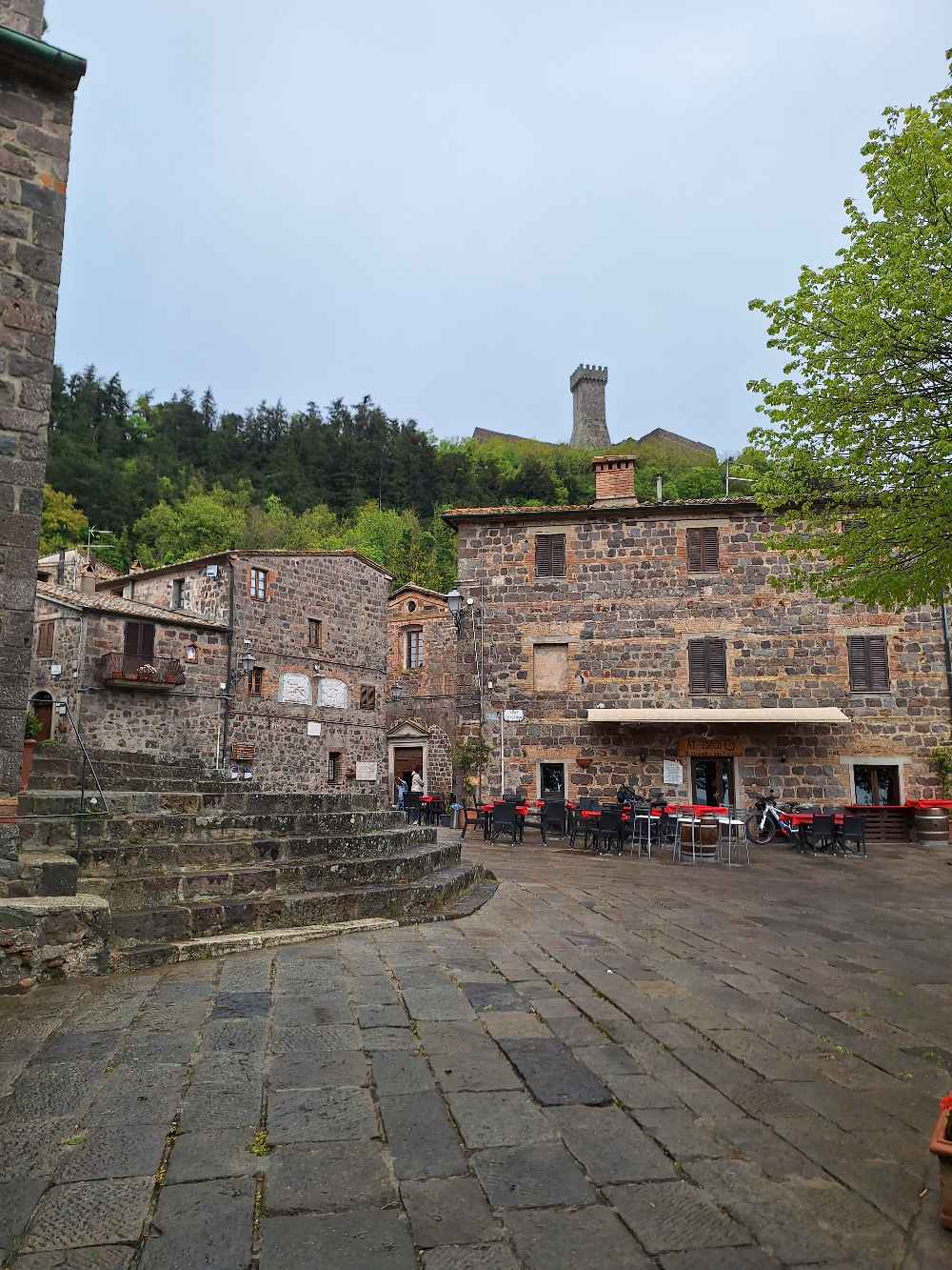 Oltre a Montalcino e Montepulciano, esploriamo la Val d'Orcia meno nota, tra incantevoli borghi e sorgenti termali naturali. 27