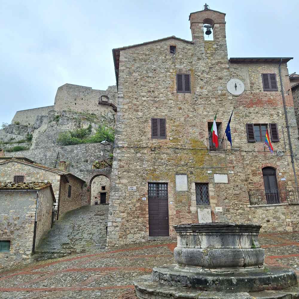 Oltre a Montalcino e Montepulciano, esploriamo la Val d'Orcia meno nota, tra incantevoli borghi e sorgenti termali naturali. 37