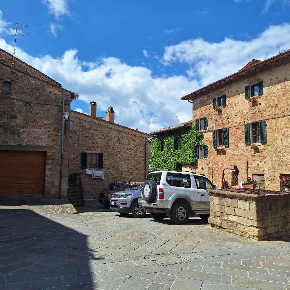 Oltre a Montalcino e Montepulciano, esploriamo la Val d'Orcia meno nota, tra incantevoli borghi e sorgenti termali naturali. 35