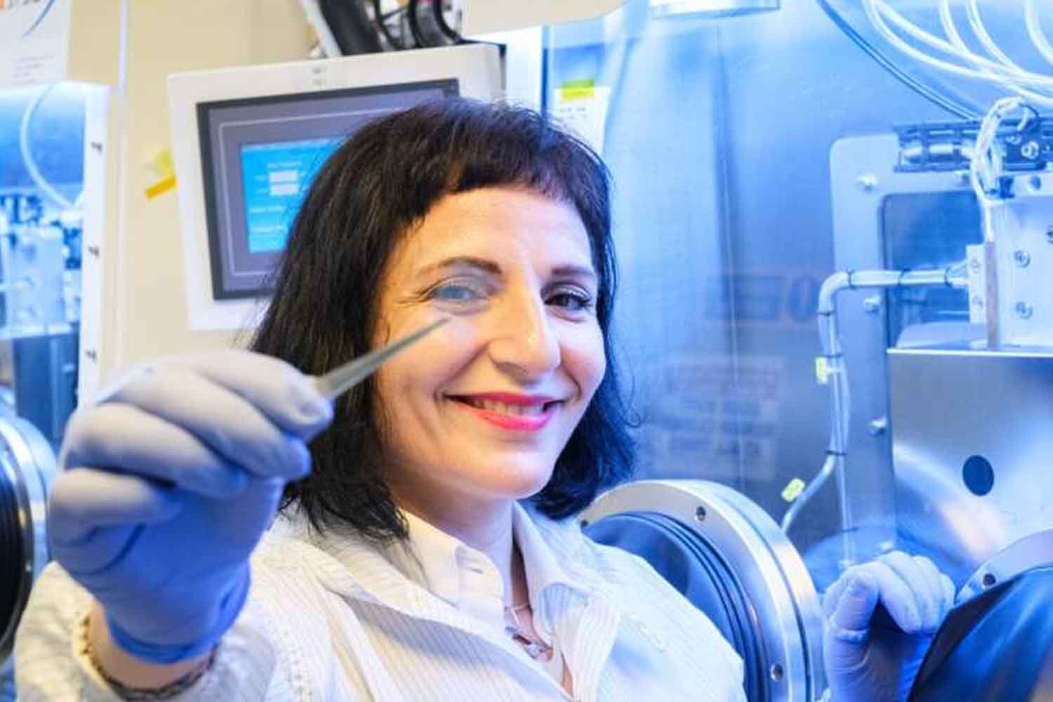 Pannelli fotovoltaici quasi impercettibili: le finestre diventano mini impianti di energia sostenibile. 3