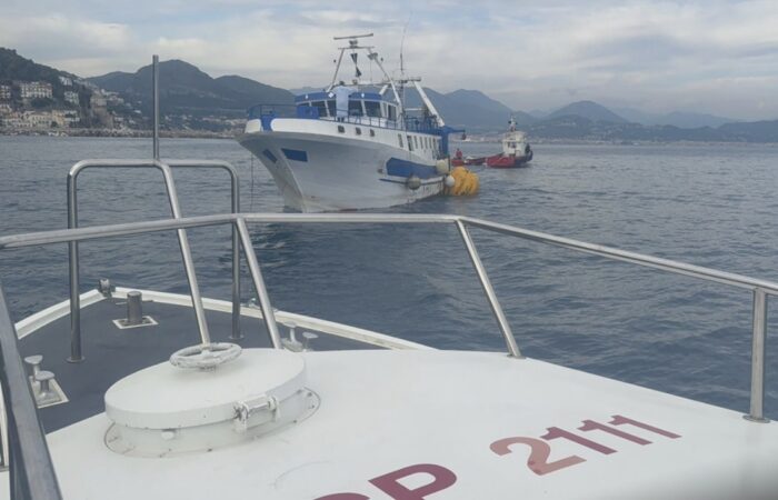 Peschereccio Spiaggiato Ad Erchie, Operazione Rimozione: Comandante Calvelli: “Tutto Ok E Nessun Rischio Per Ambiente” – 3