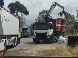 Pontecagnano Faiano, Finalmente Via I Rifiuti Abbandonati Sul Tir 7