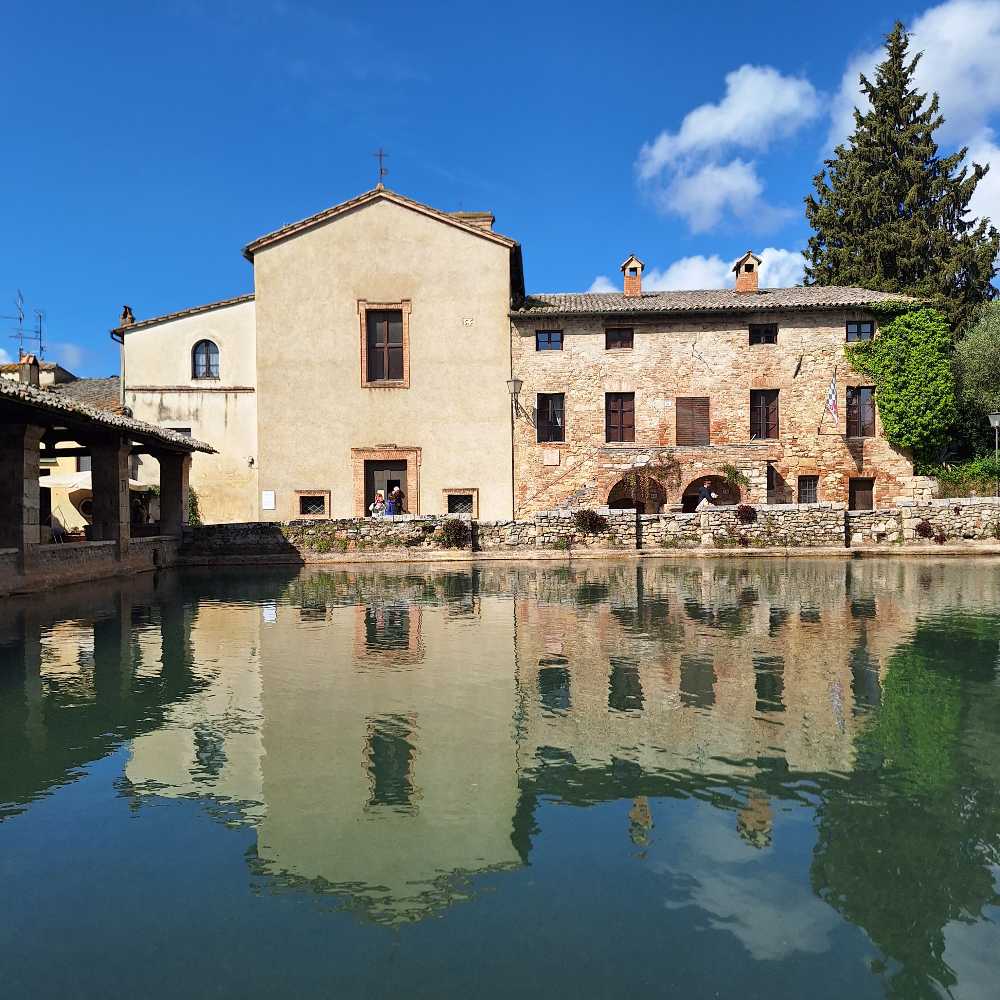 Scopri Bagno Vignoni, il caratteristico borgo toscano che presenta una vasca di acqua termale a 49 gradi al posto di una piazza. 19