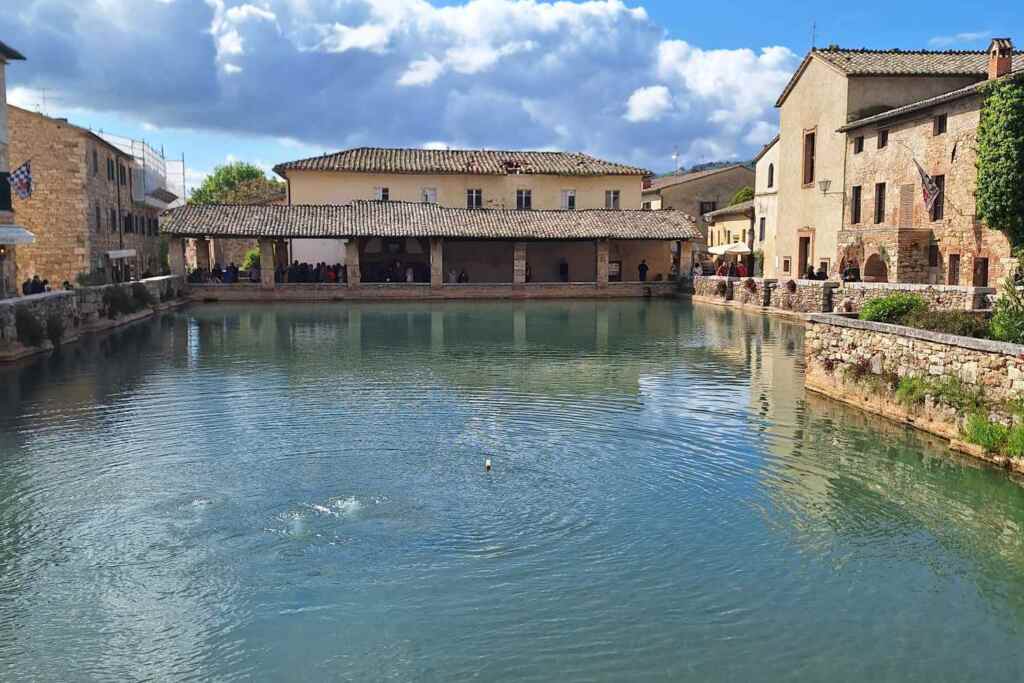 Scopri Bagno Vignoni, il caratteristico borgo toscano che presenta una vasca di acqua termale a 49 gradi al posto di una piazza. 17