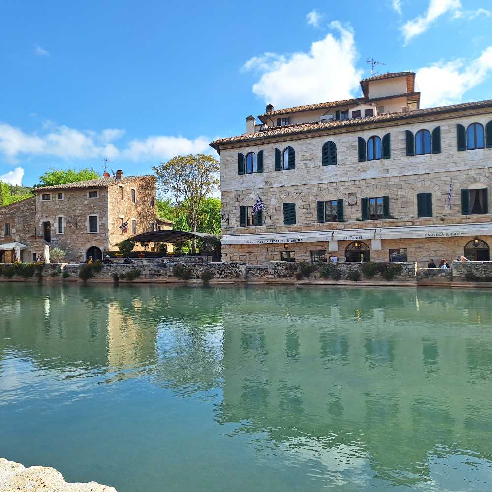 Scopri Bagno Vignoni, il caratteristico borgo toscano che presenta una vasca di acqua termale a 49 gradi al posto di una piazza. 21