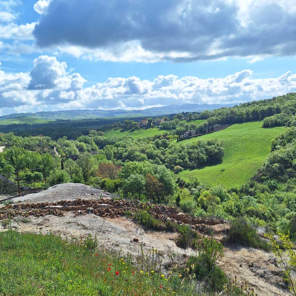 Scopri Bagno Vignoni, il caratteristico borgo toscano che presenta una vasca di acqua termale a 49 gradi al posto di una piazza. 25