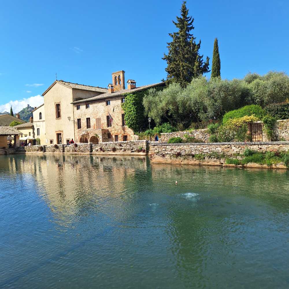 Scopri Bagno Vignoni, il caratteristico borgo toscano che presenta una vasca di acqua termale a 49 gradi al posto di una piazza. 27