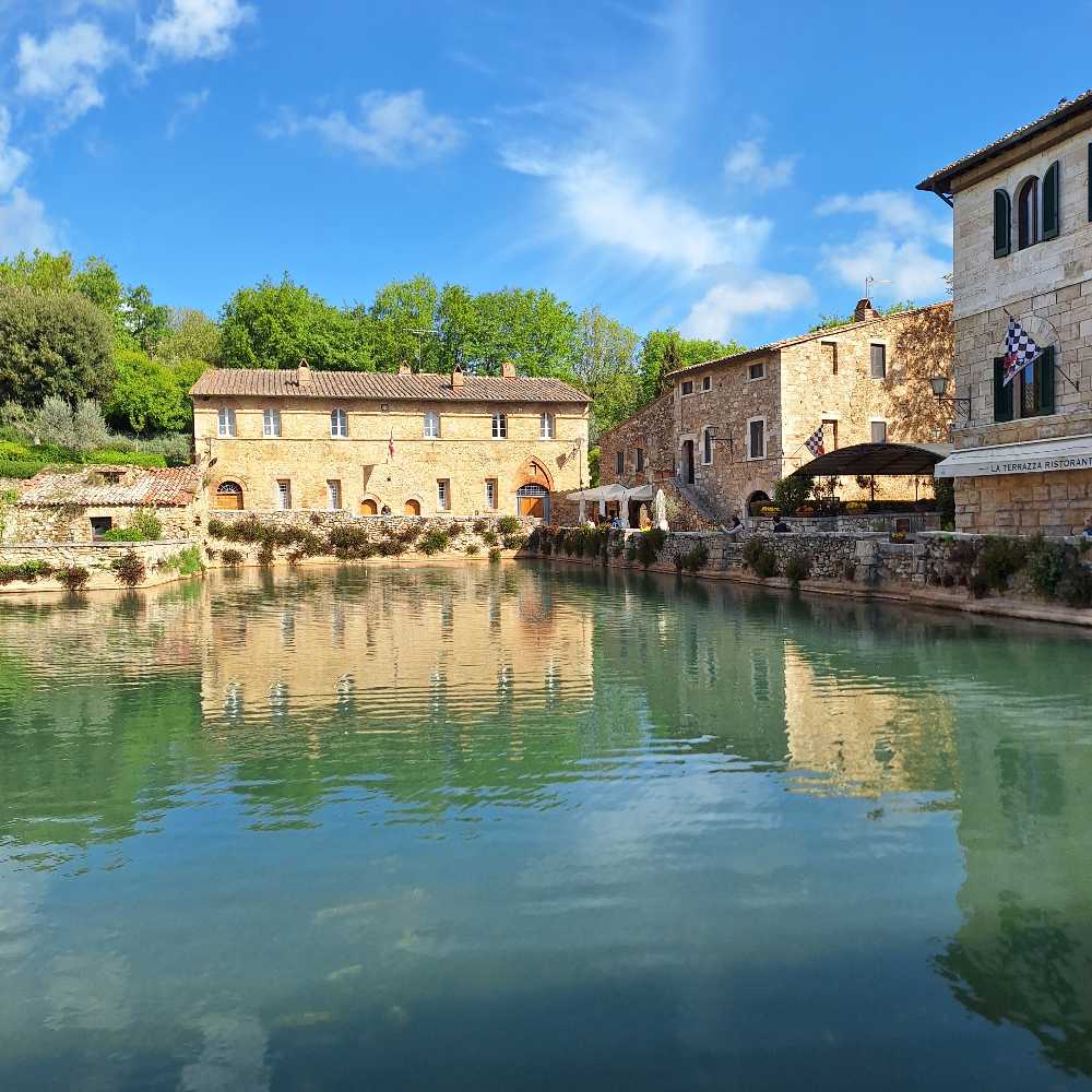 Scopri Bagno Vignoni, il caratteristico borgo toscano che presenta una vasca di acqua termale a 49 gradi al posto di una piazza. 15