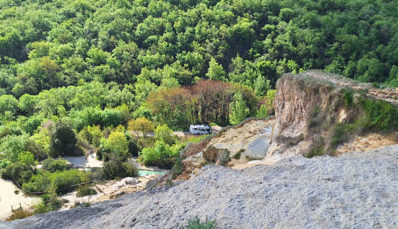 Scopri Bagno Vignoni, il caratteristico borgo toscano che presenta una vasca di acqua termale a 49 gradi al posto di una piazza. 23