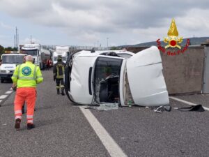 Si Ribalta Autocarro Tra Eboli E Campagna, Ferito L’autista 7