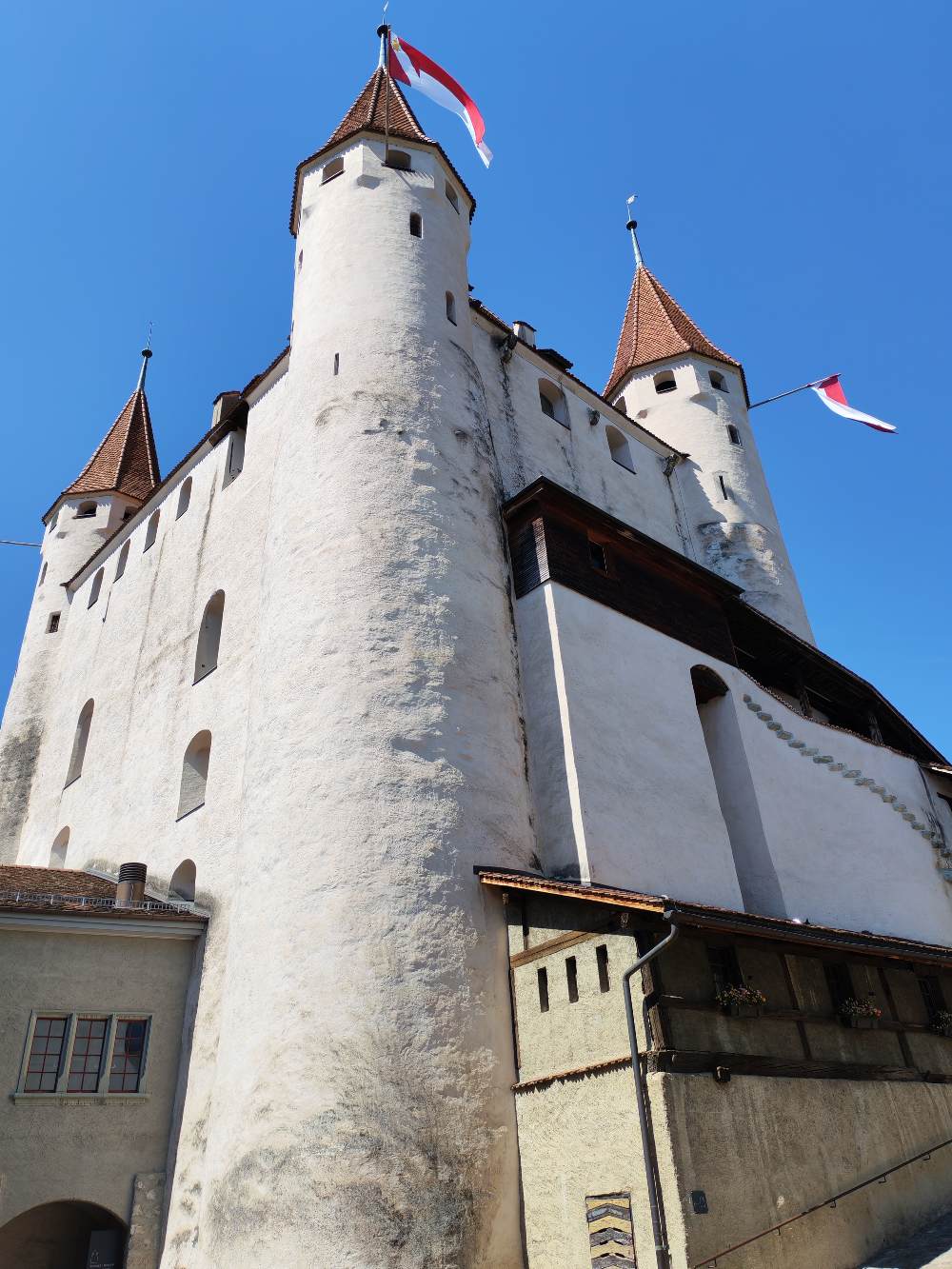 Ti accompagno sul Lago di Thun, tra fortezze medievali, corsi d'acqua e panorami straordinari che hanno affascinato anche Goethe. 33