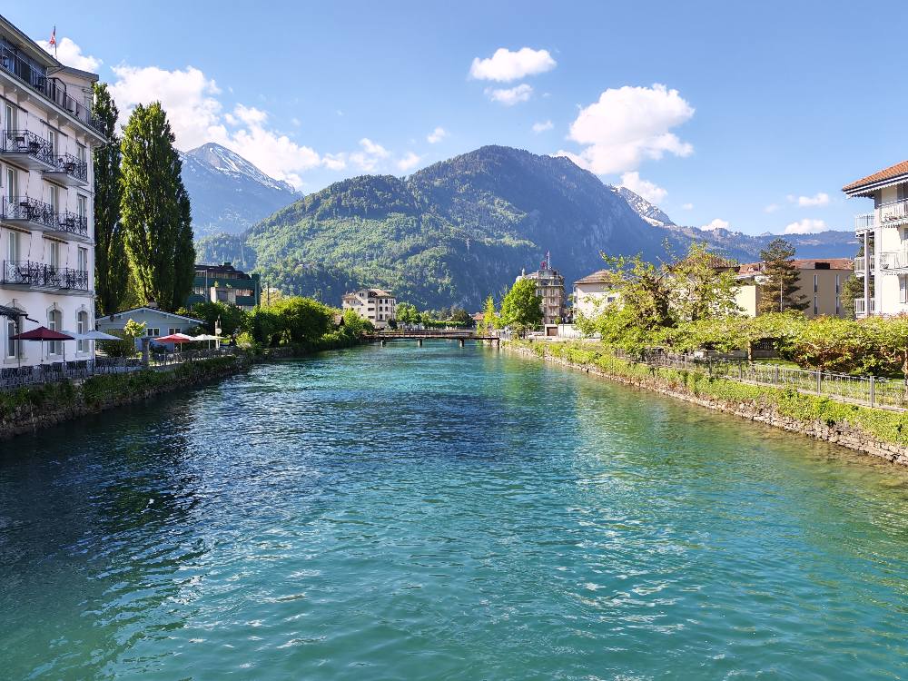 Ti accompagno sul Lago di Thun, tra fortezze medievali, corsi d'acqua e panorami straordinari che hanno affascinato anche Goethe. 45
