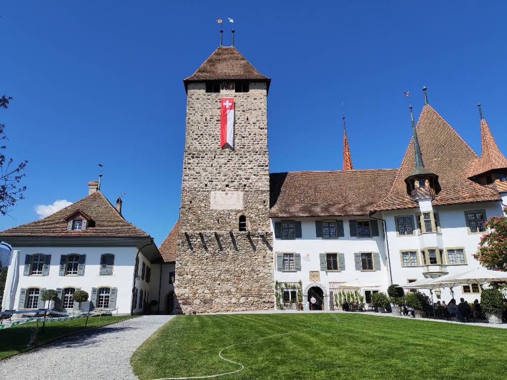 Ti accompagno sul Lago di Thun, tra fortezze medievali, corsi d'acqua e panorami straordinari che hanno affascinato anche Goethe. 37
