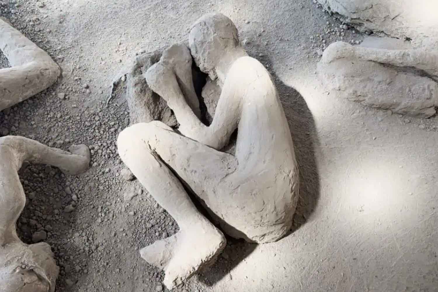 Un medico con il proprio equipaggiamento in fuga dall'eruzione del Vesuvio: la straordinaria scoperta a Pompei. 3