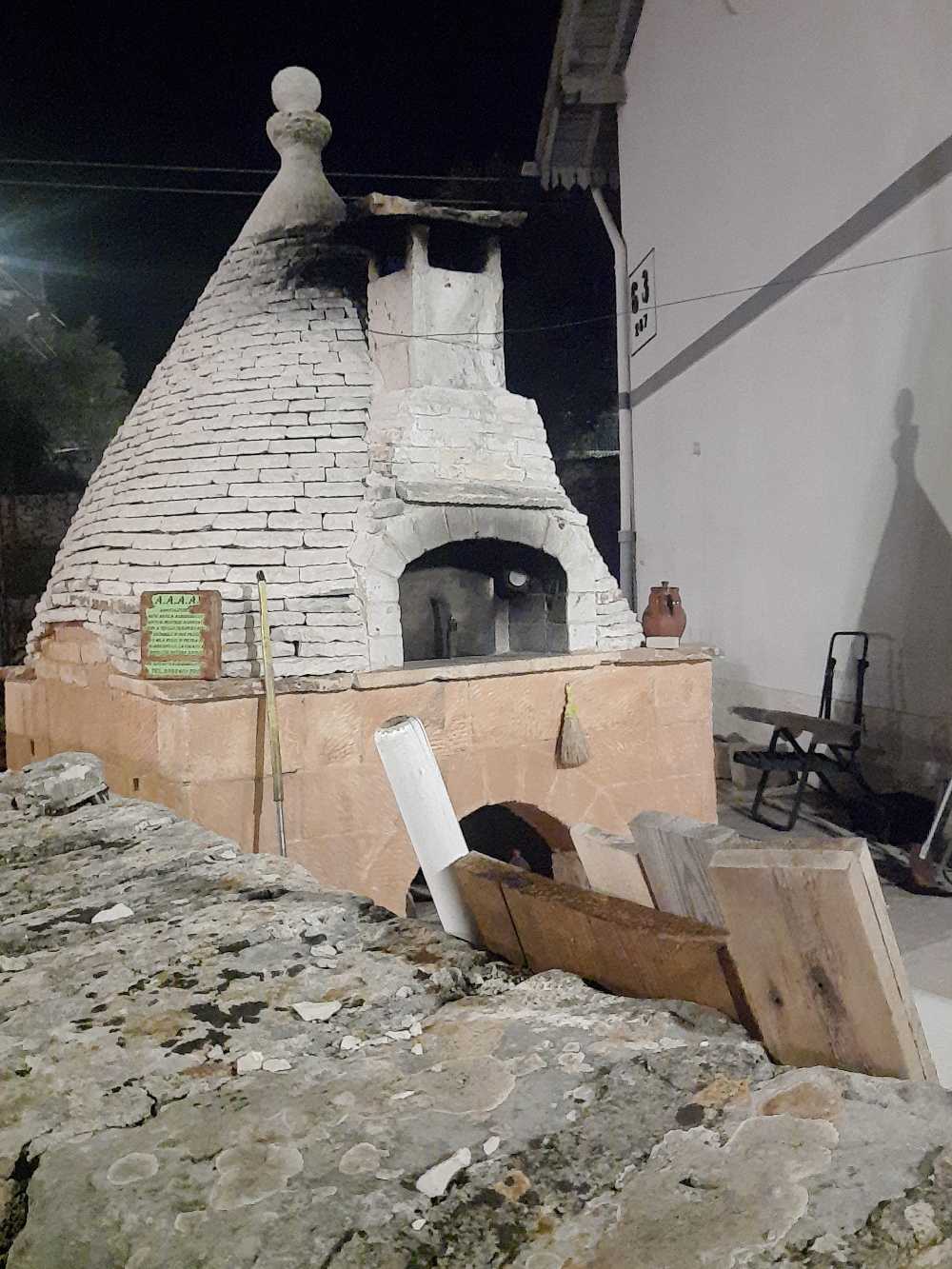 Una visita serale ad Alberobello: l'incanto dei trulli illuminati. 15