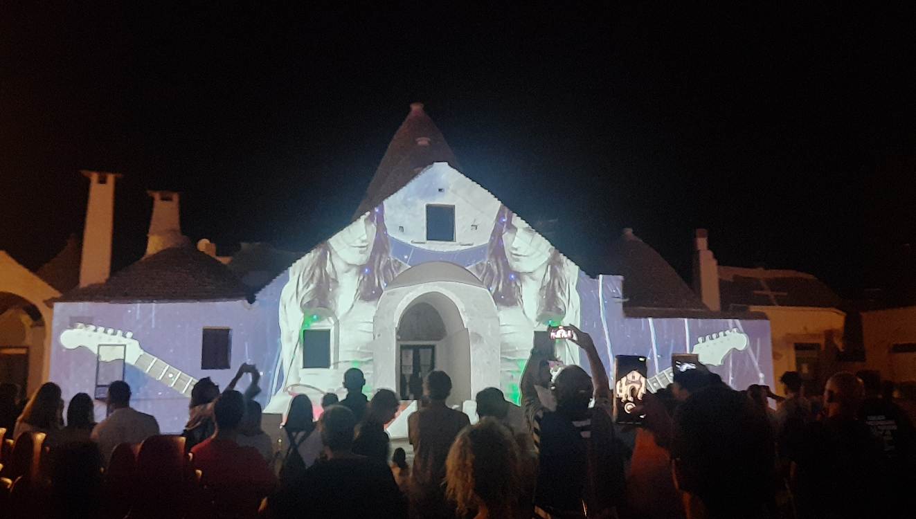 Una visita serale ad Alberobello: l'incanto dei trulli illuminati. 17